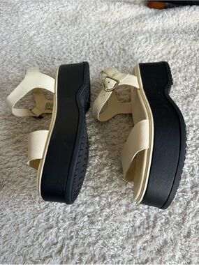 Sorel Dayspring Sandal Black Platform and Cream White Straps Buckle Strap 8.5